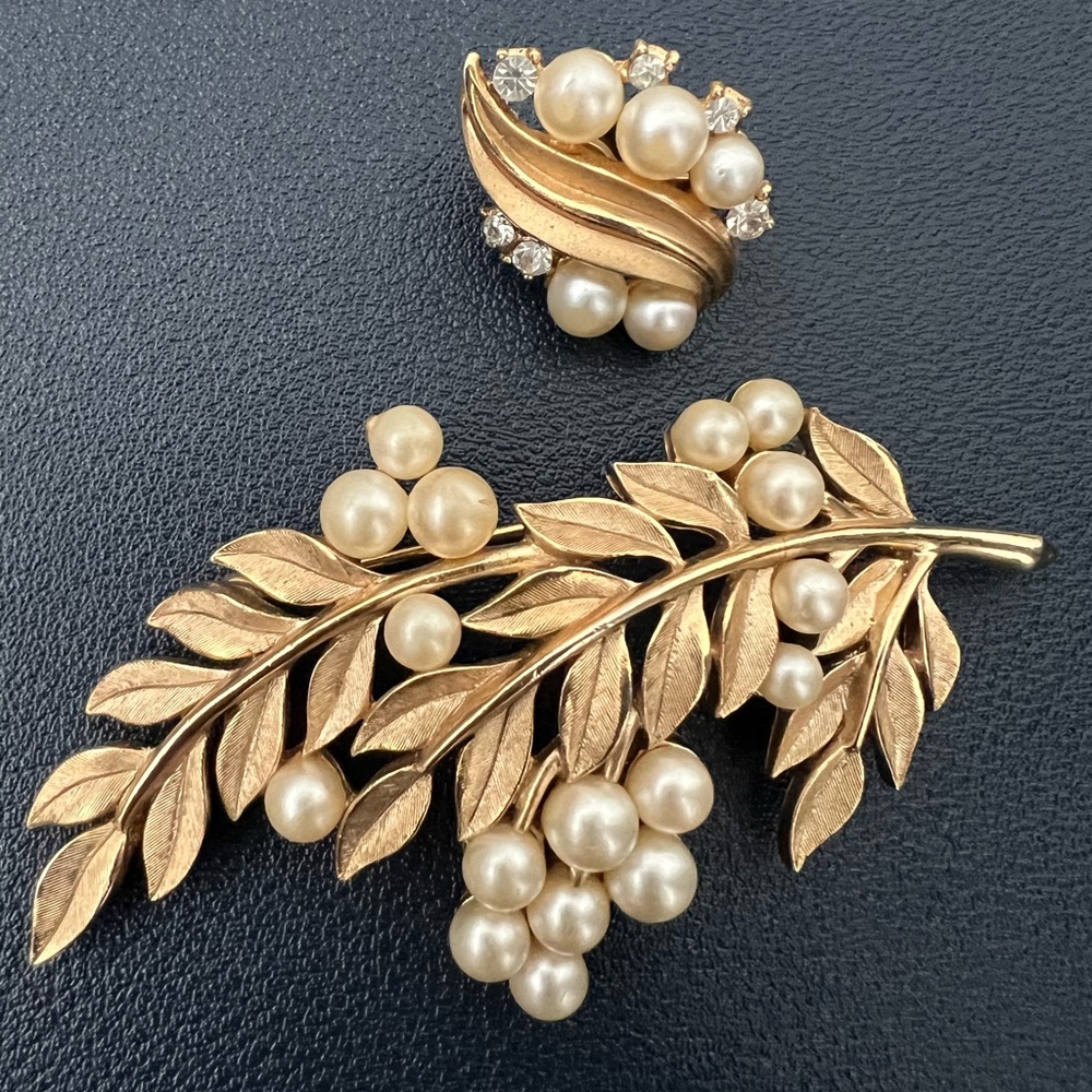 Signed Trifari Vintage Gold Tone Metal Leaf Brooch with Faux Pearls + 1 earring